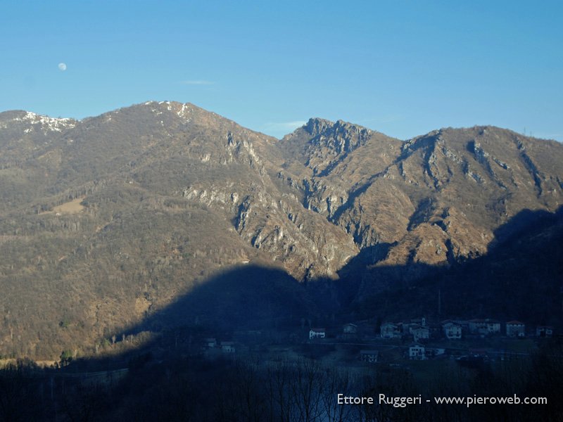 1 - La luna sopra il Monte Costone.JPG